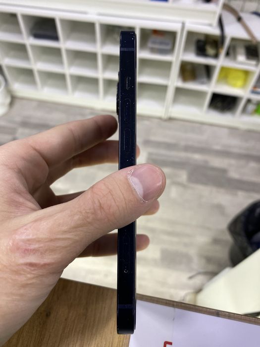 Продам Iphone 13