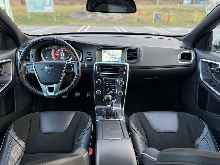 Volvo V60 R-Design 2.0 5 Cilindrii Alb Perlat  Incalzire scaune Trapa