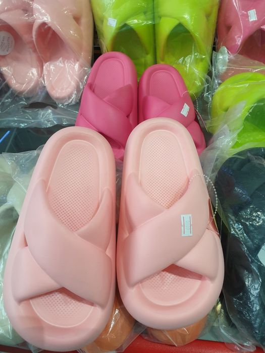 Стильные милые сланцы по распродаже