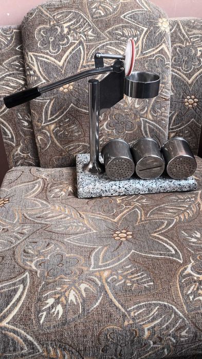 Преса за сладолед с три представки. Приговят се сладоледени спогети и лазаня. Техниката е лесна трябва малко умения. Цената е за комплекта