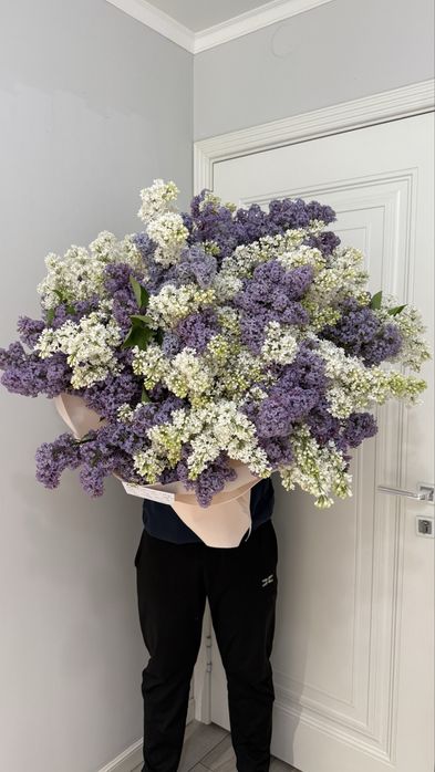 Сирень букеты огромные и средние от 5000 тенге. На ваш бюджет сделаем!