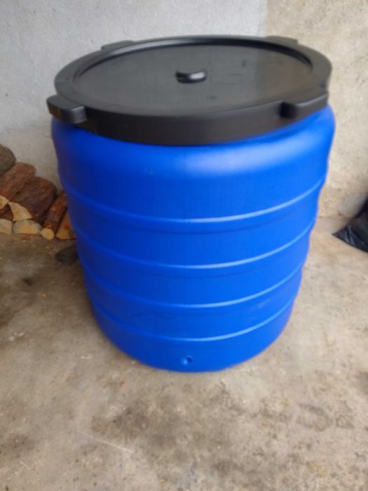 Бидон 300 литра с резба за канелка