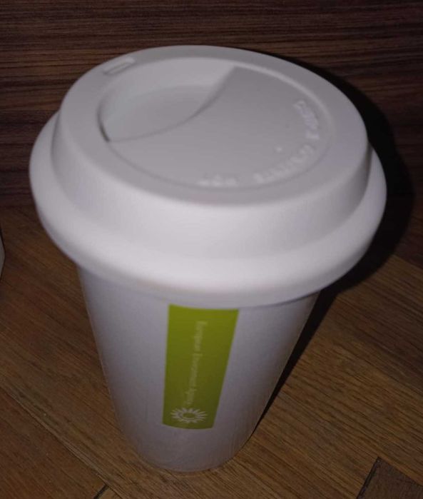 Керамична термочаша бяла със силиконов капак