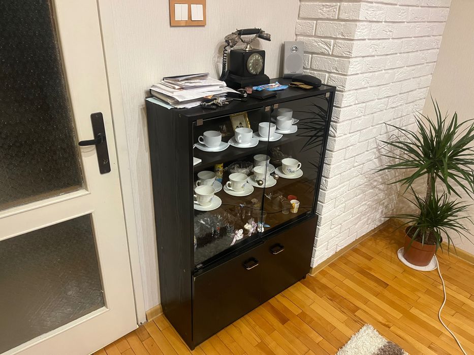 Голяма, черна холна секция.