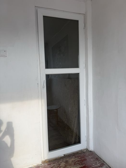 Продам пластиковую дверь