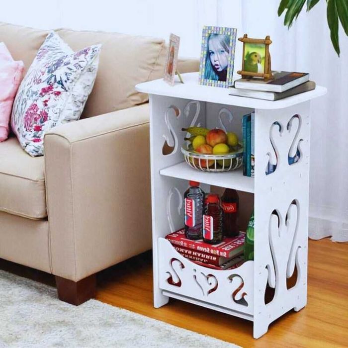 Декоративна бяла масичка с изрязани орнаменти и три нива за съхранение