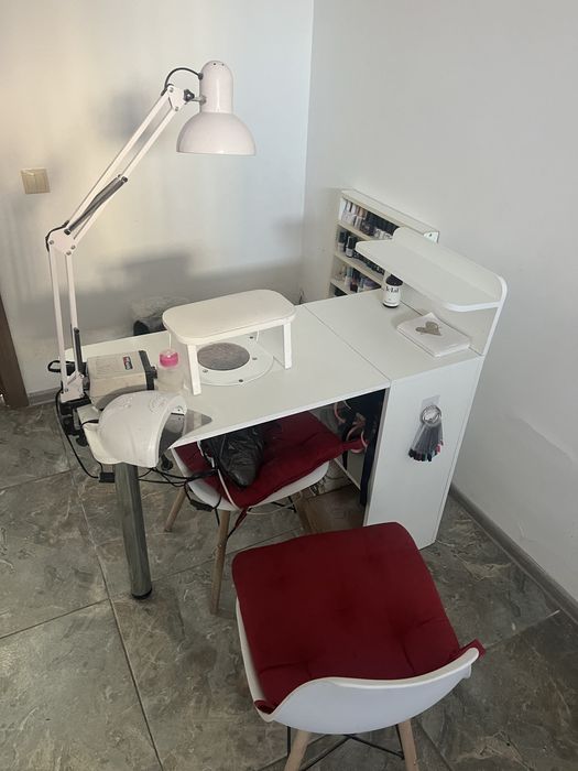 Маникюрный стол встореным пылесосом