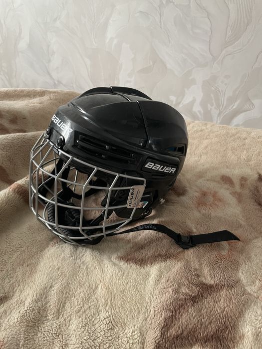 Шлем хоккейный !