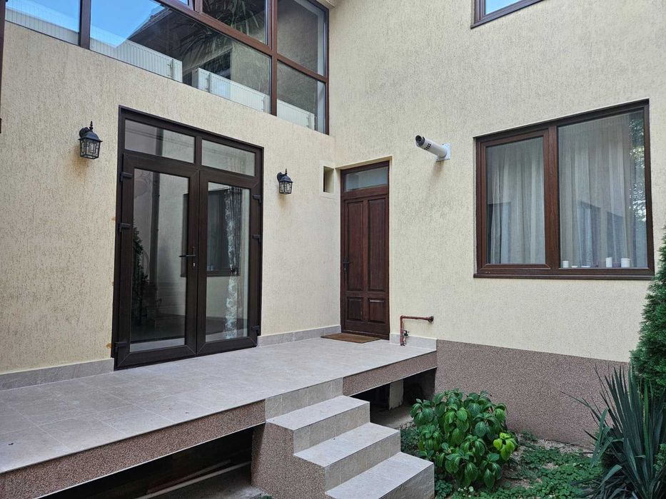 Casă individuală cu 7 camere în Domenii
