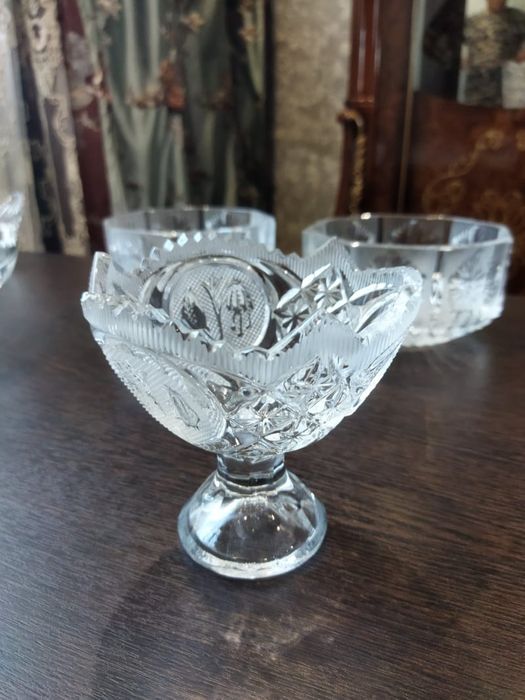 Продам хрустальные вазы- салатницы.