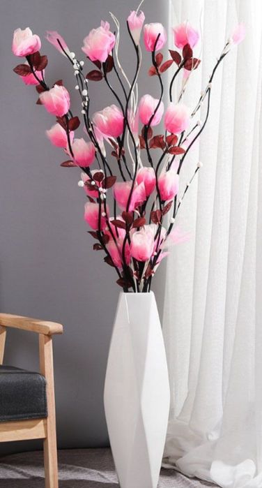 Декоративные сухие ветки. Искусственные цветы и деревья