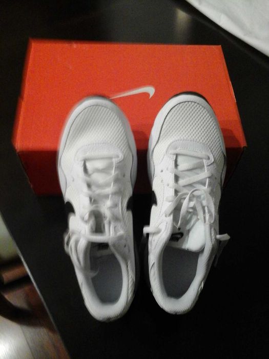 Чисто нови маратонки.