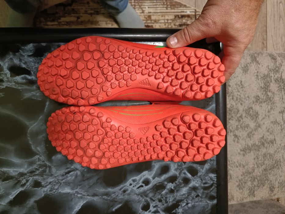 Продавам стоножки за футбол Adidas Predator