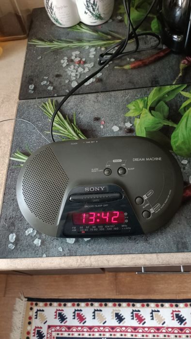 Radio Sony ,este un radio cu ceas și alarmă în stare foarte bună,nu livrez in țară,ridicare personală de  acasă!!!