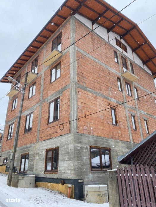 Pensiune la rosu de vanzare, 18 camere, 726 mp, zona Vatra Dornei