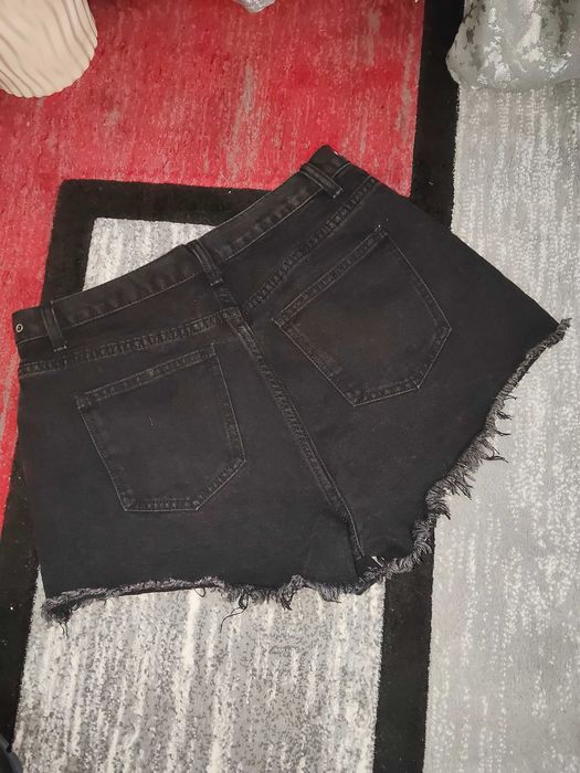 Blugi scurti  mărime 40