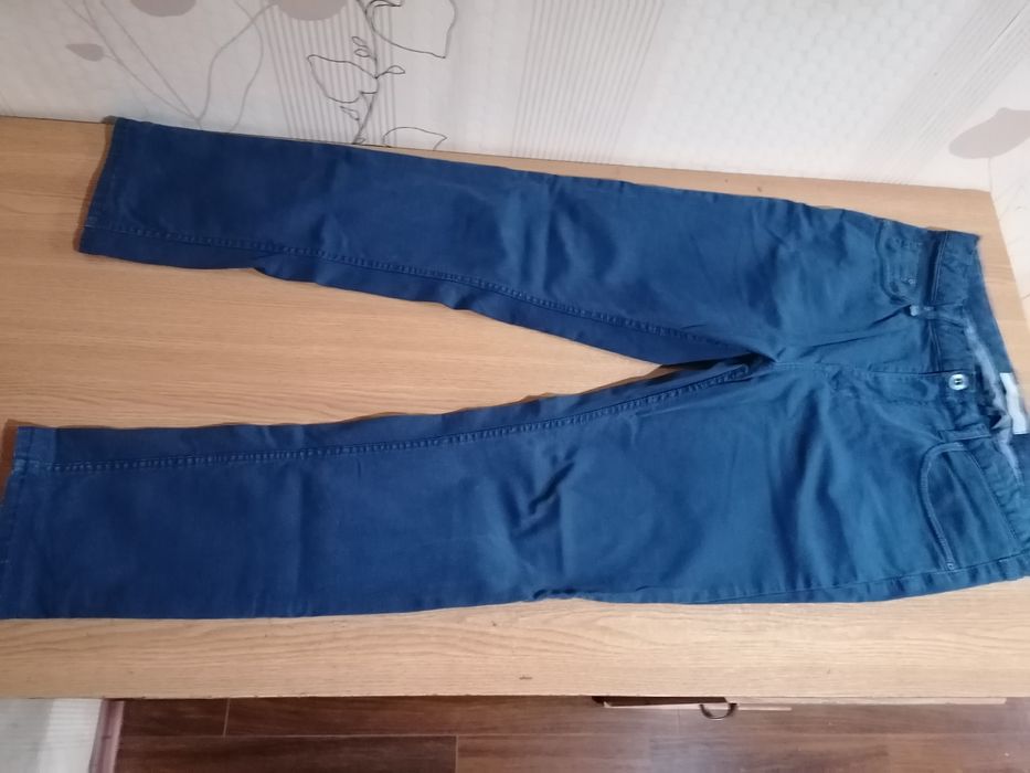 Vând pantaloni Mango