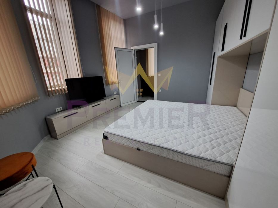 Дава се под наем Тристаен апартамент в Варна, Център - 130 кв.м за 1400 € - Снимка #3