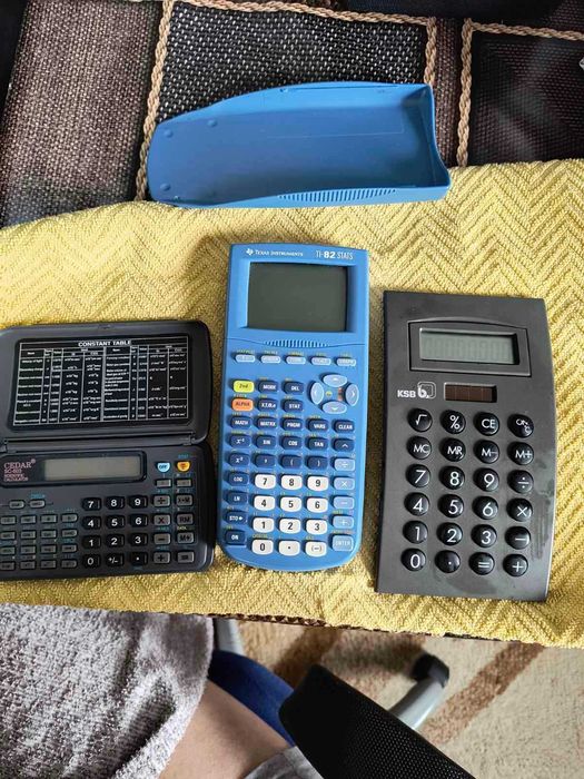 3 броя калкулатори Texas Instruments TI-82 STATS
