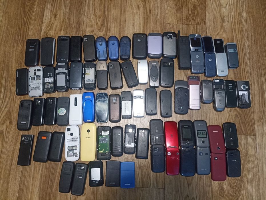 Vând lot 66 telefoane funcționale .