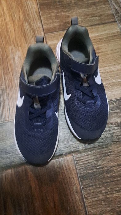 Adidasi nike. 32
