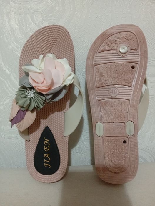 Женские шлепки-сланцы,удобные с украшением в виде цветка.