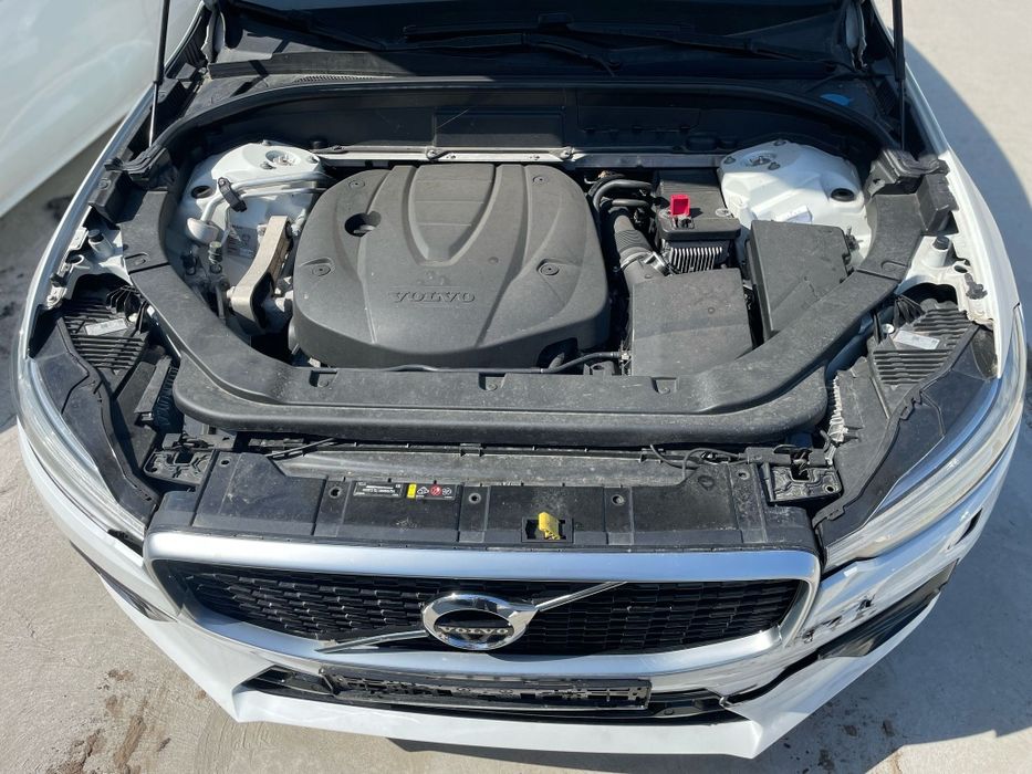 Volvo XC60 2.0d biturbo 235cp automat fab 2018 R-desing Euro6. Avariat