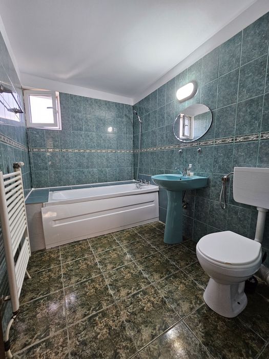 Inchiriez vila/casa 3 dormitoare 160 mp curte 250 mp loc parcare C-tin Brâncoveanu