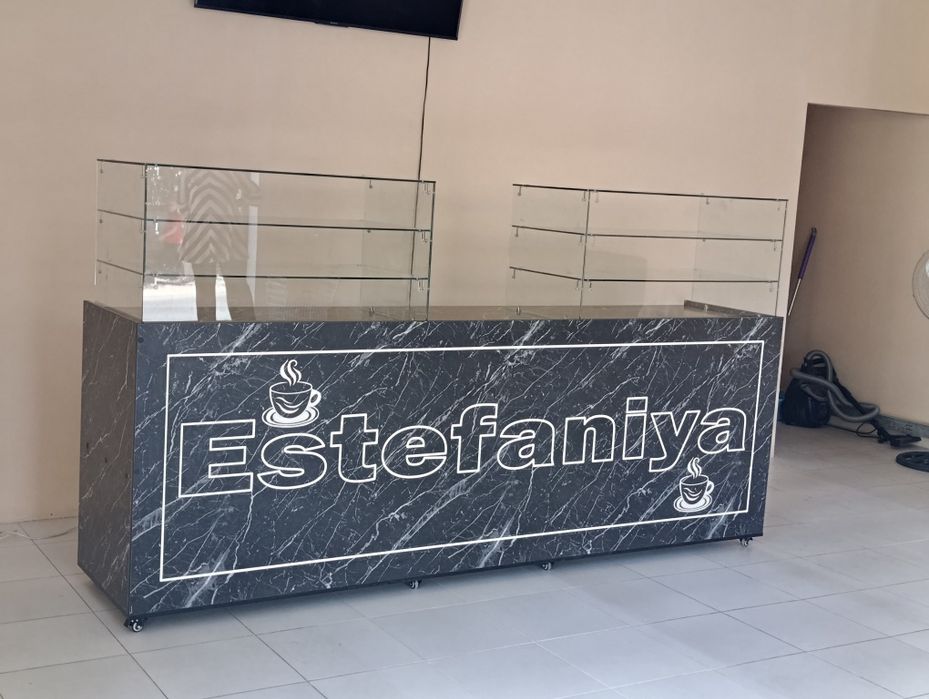 Прилавки кассы для продажи мороженного.