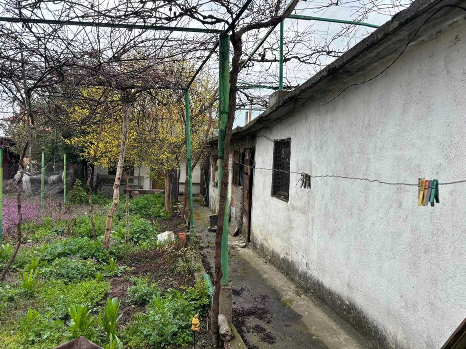 ЕТАЖ от КЪЩА с РЗП 110 кв.м, двор 320 кв.м, град Карлово