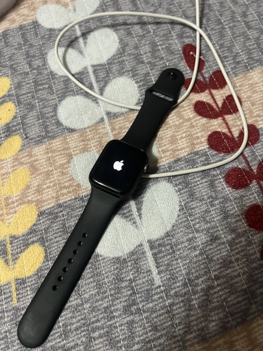 Продается Apple watch SE