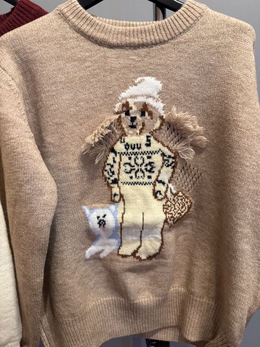 Страхотен мек пуловер с мече