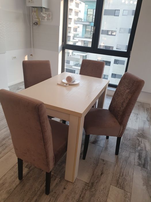 Masa cu 4 scaune lemn tapitate- 500 lei