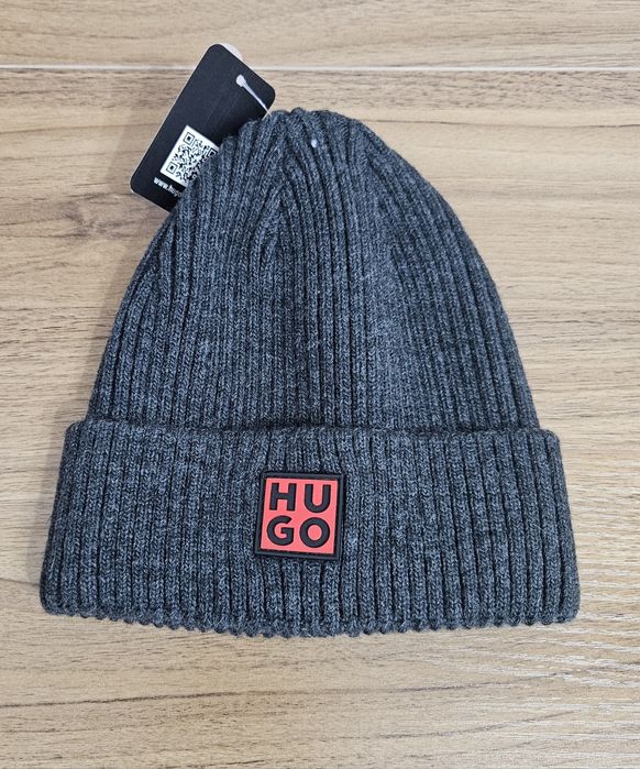 Caciula noua cu etichetă