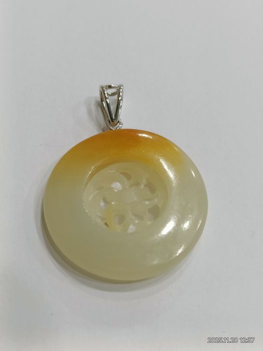 Vind medalion din jad cu aur 14k