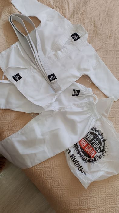 Срочно продам кимоно karate, фирмы Адидас. Размер 120.