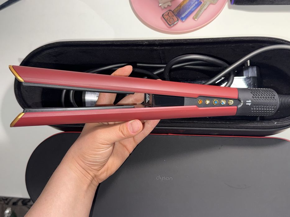 Продам новый Dyson Airstrait