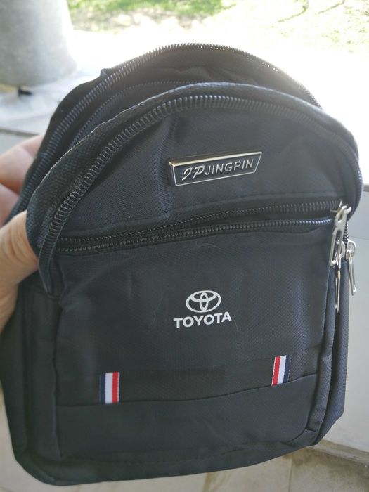 Продавам нова мъжка малка чантичка за рамо.