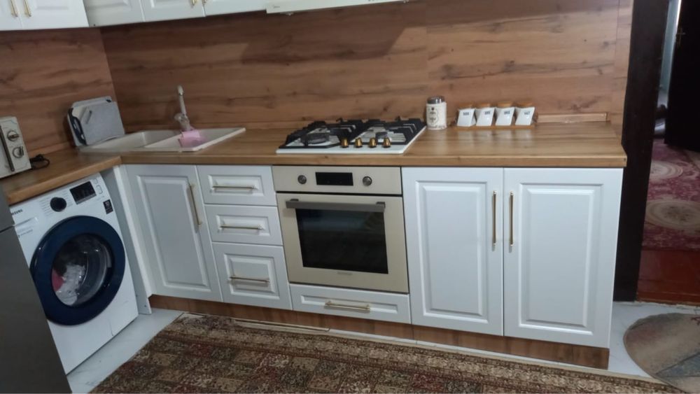 Кухонный гарнитур продаю вместе с техникой