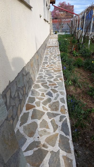 Gazon rulou și piatra naturala