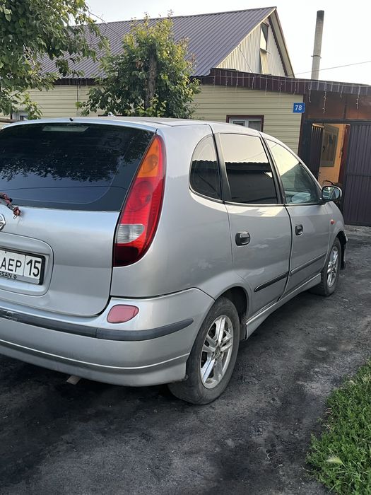 Nissan tino 2000г