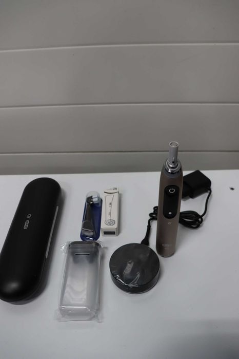 Електрическа четка за зъби ORAL B IO 10 GOLD BLUETOOTH, ЗЛАТЕН, лек козметичен ДЕФЕКТ