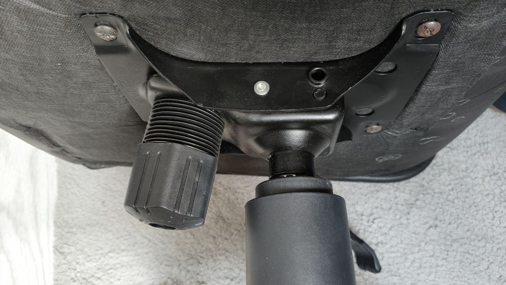 Scaun directorial din piele in stare foarte buna !