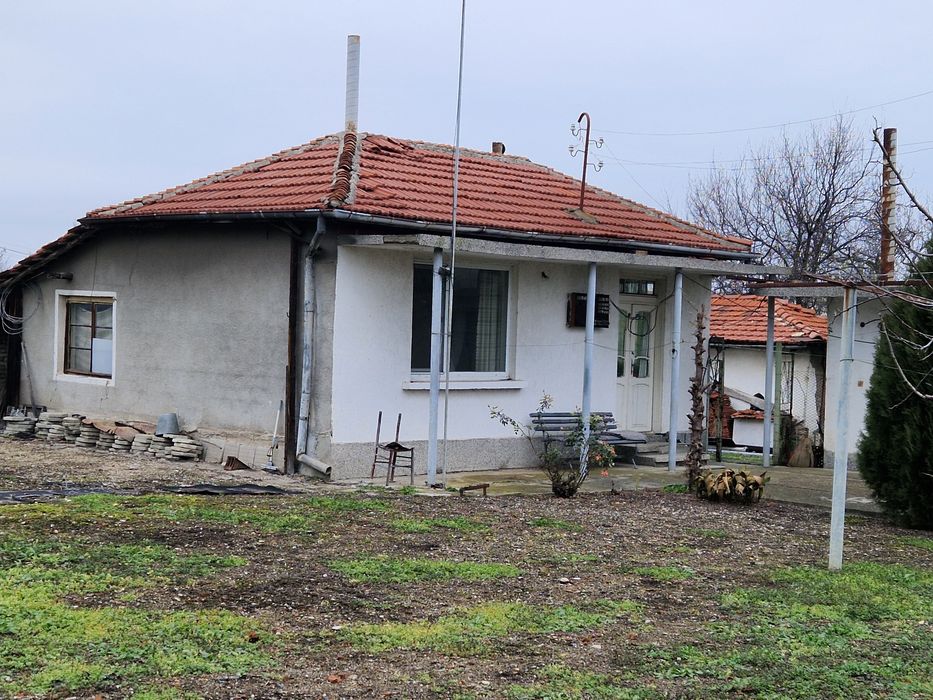 Двуетажна къща в село Средец