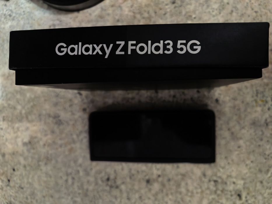 Galaxy Z fold 3 в нормальном состоянии
