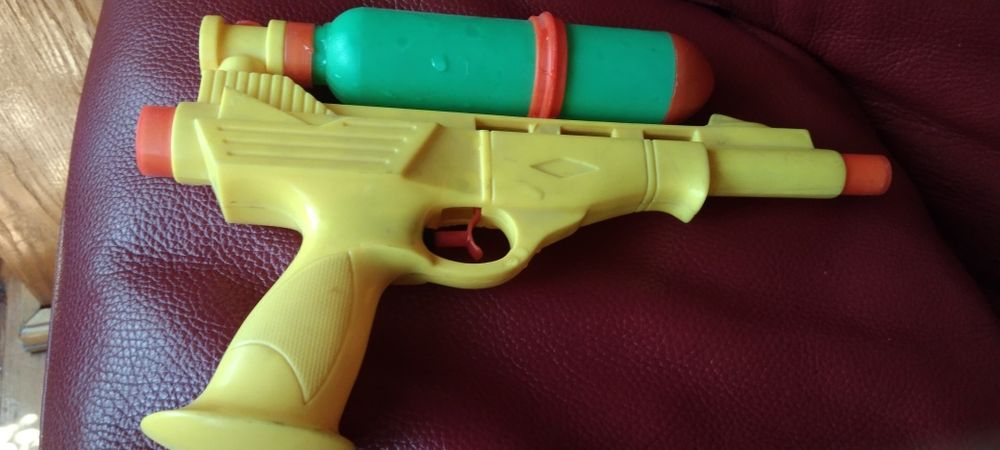 Игрушки. Пистолеты игрушечные.