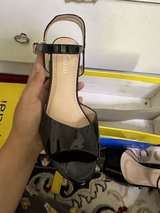 Босоножка лакированная