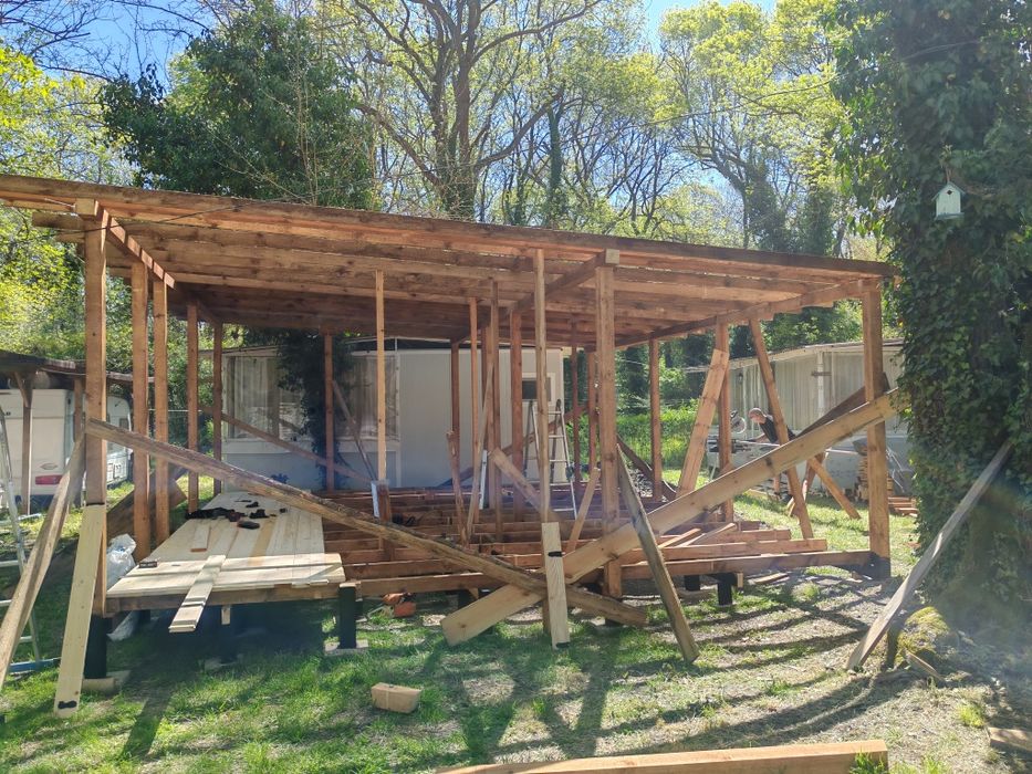 Изработка на дървени къщи бунгала, навеси.
