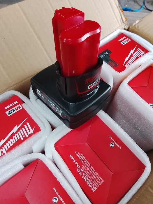 2 buc Baterii Milwaukee de 12 v- 6a Noi