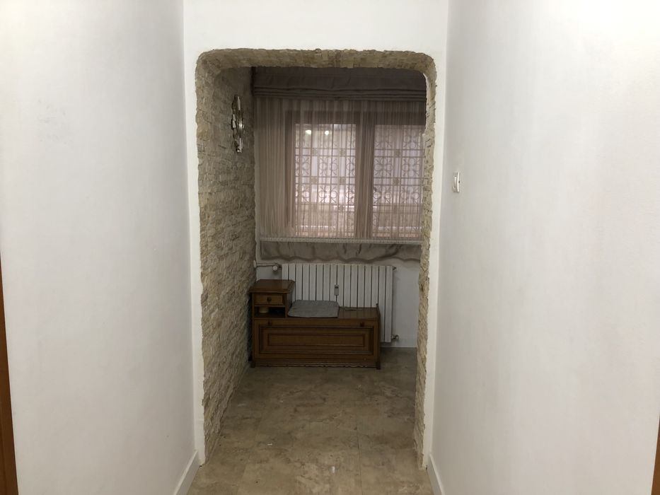 Apartament 4 camere+curte individuala